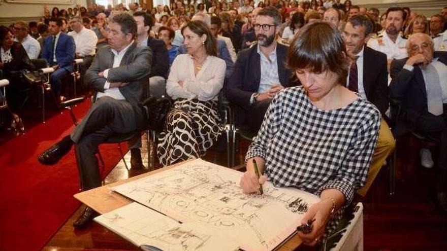 La artista Isabel Seidel inmortaliza la sesión ante un auditorio lleno. // R. Vázquez