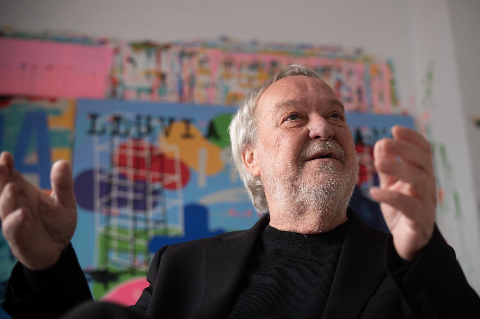 Manolo Cuervo, pintor y cartelista, posa en su taller durante la entrevista concedida a El Correo de Andalucía
