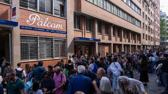 Aglomeració de pares i familiars a l’entrada de l’escola Pàlcam de Barcelona durant la sortida dels alumnes al finalitzar la jornada escolar