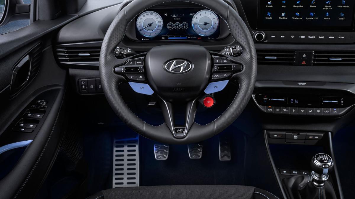 El volante del Hyundai i20 N cuenta con accesos específicos para seleccionar los diferentes modos de conducción.