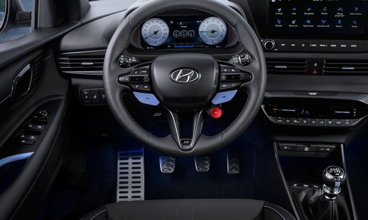 El volante del Hyundai i20 N cuenta con accesos específicos para seleccionar los diferentes modos de conducción.
