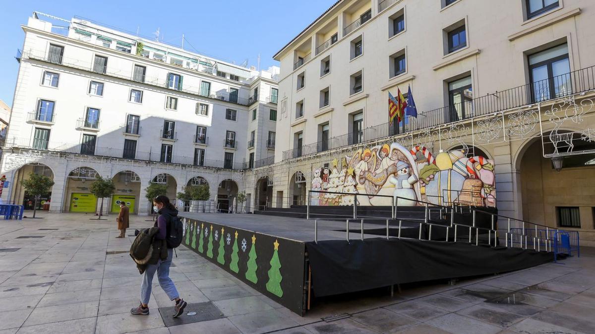 Escenario de la plaza del Ayuntamiento donde se celebrará la despedida infantil del año. | HÉCTOR FUENTES
