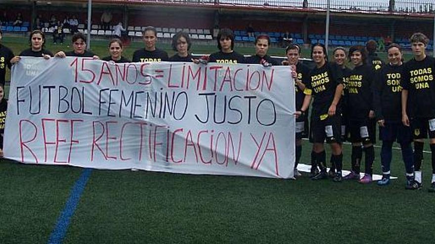 El equipo de Nacional del Orzán, con una pancarta reivindicativa y camisetas con un mensaje antes del partido ante el Navega. / la opinión