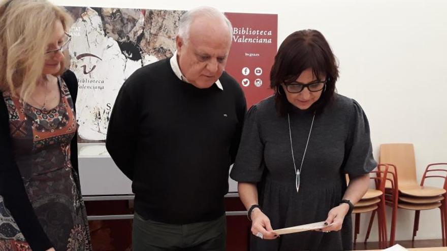 Rafael Solaz y Carmen Amoraga contemplan los documentos cedidos.