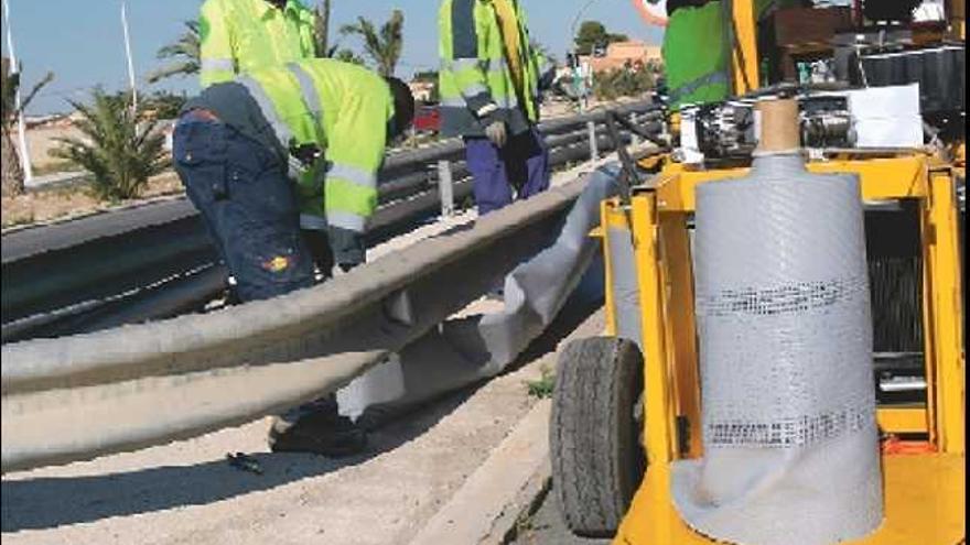 Operarios 

realizan

 ayer la instalación en la ronda oeste de la malla que ha adquirido la Concejalía de Tráfico