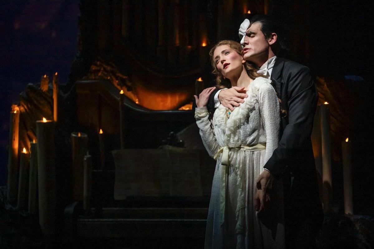 Primer encuentro entre El fantasma de la ópera y Christine.