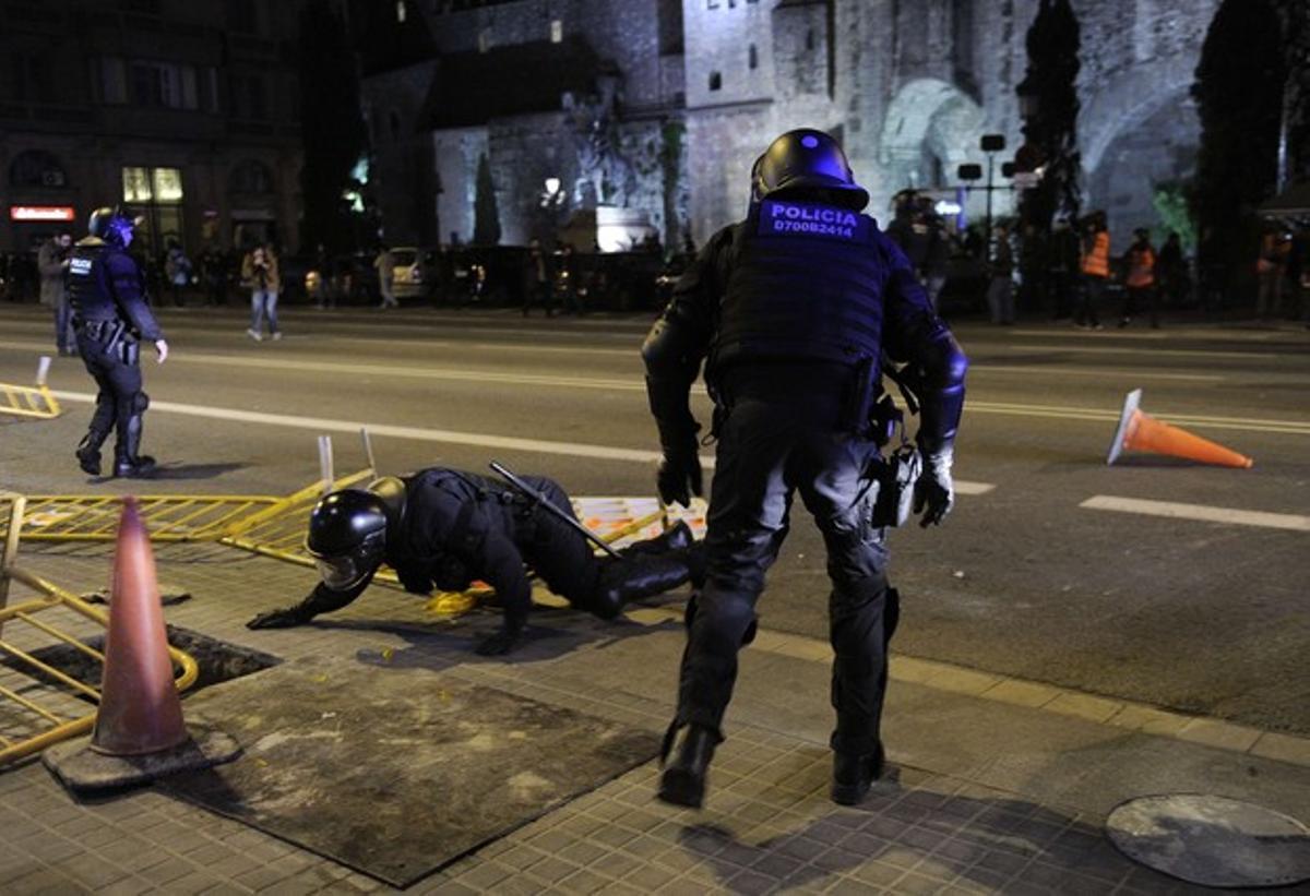 Un policia per terra a Barcelona. AFP / JOSEP LAGO