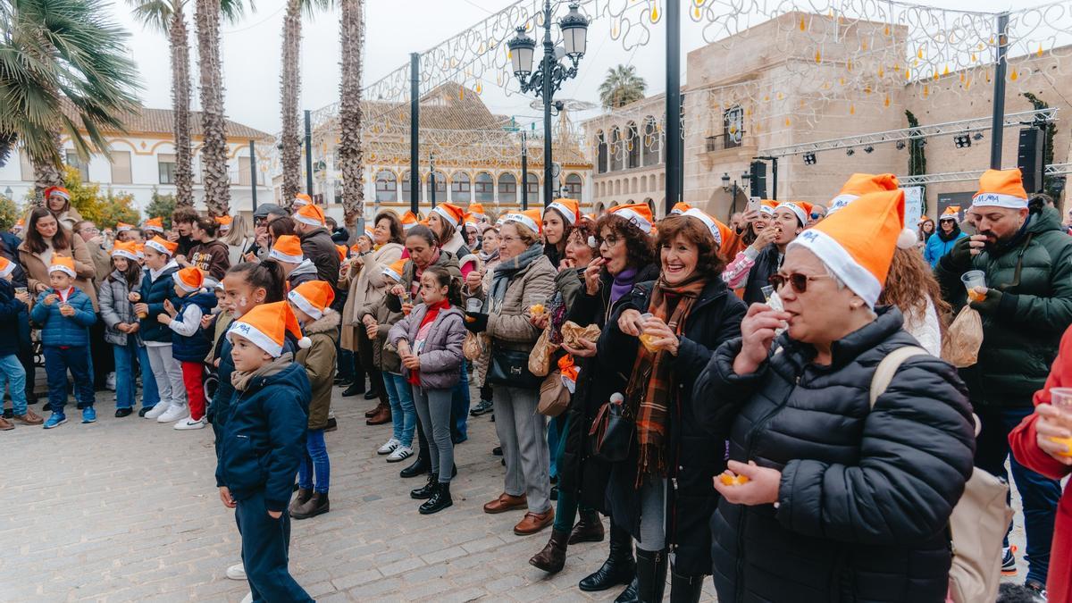 Los palmeños toman naranjas en unas particulares campanadas al mediodía.