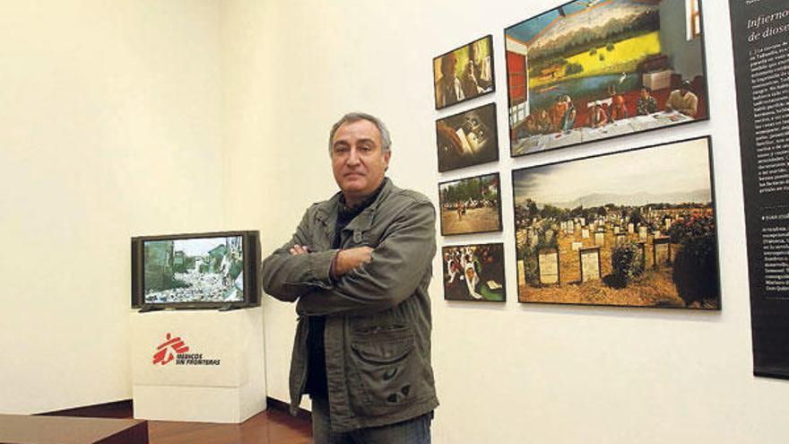 Juan Carlos Tomasi, delante del reportaje de Cachemira.  // A. Irago