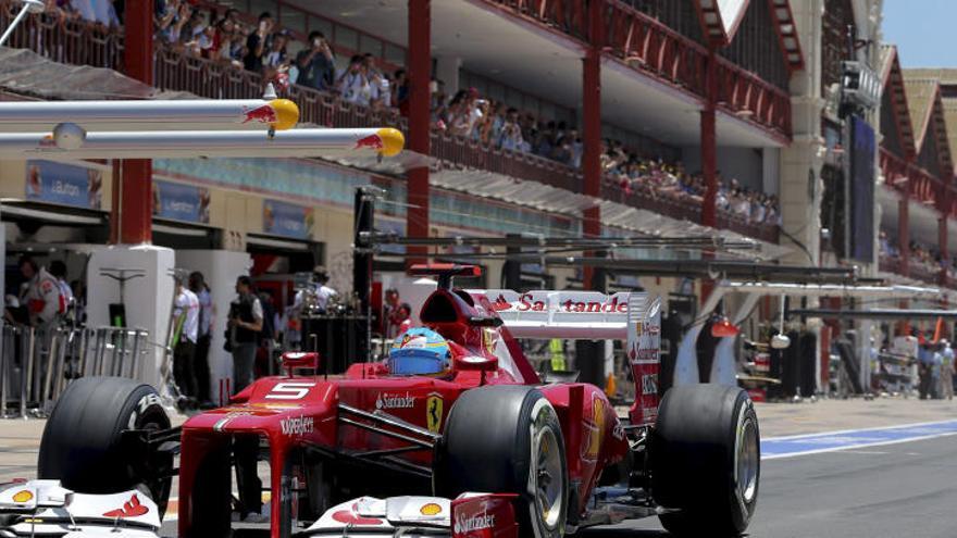 Un Ferrari por el pit-lane del circuito urbano de Valencia.