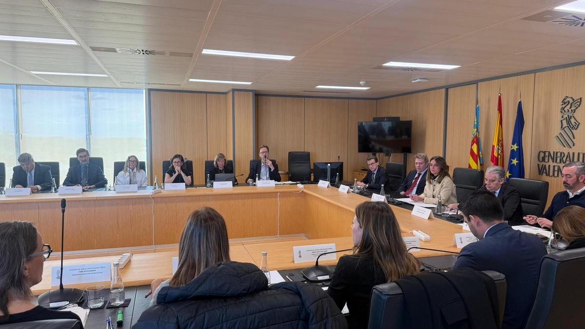 Un momento de la reunión de la consellera con los operadores jurídicos para estudiar la implantación de la ley.