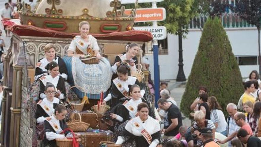 Cientos de personas se echan  a la calle para disfrutar de la «Entrà de la Murta»