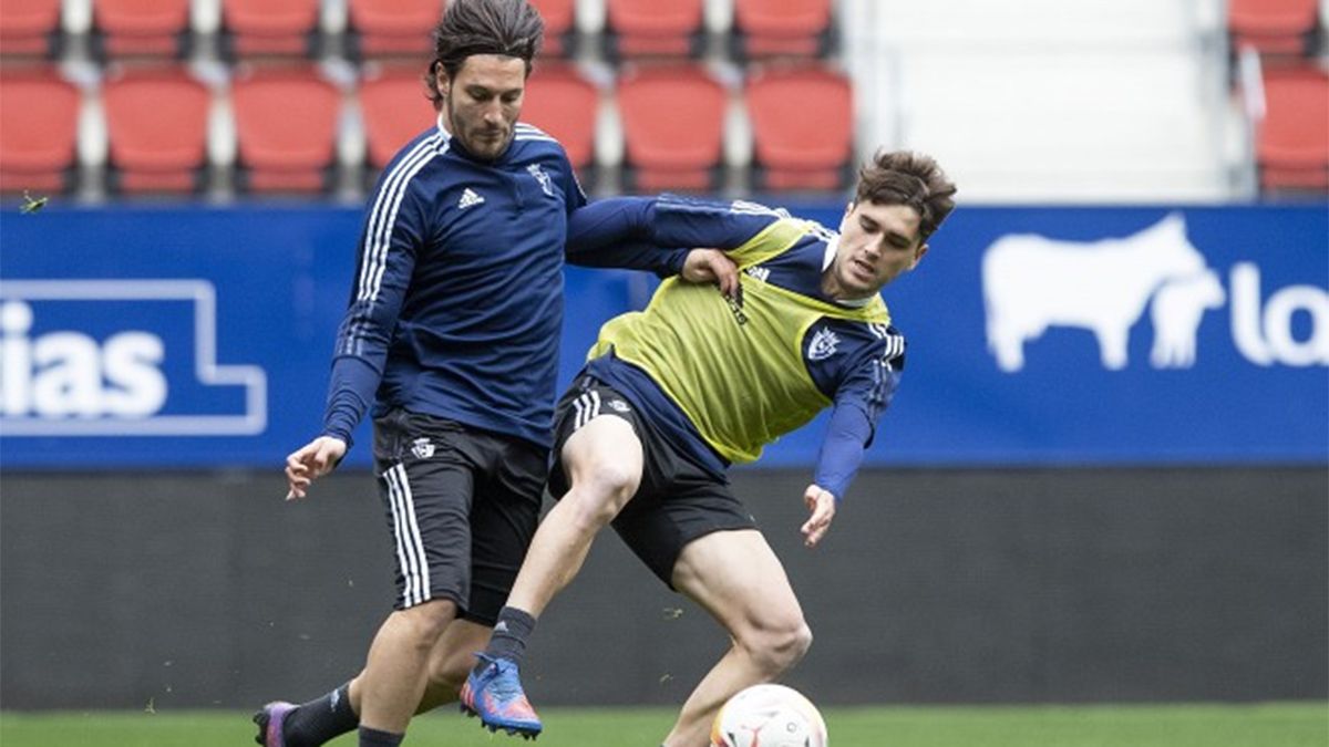 Juan Cruz y Javi Martínez, durante un entrenamiento en El Sadar