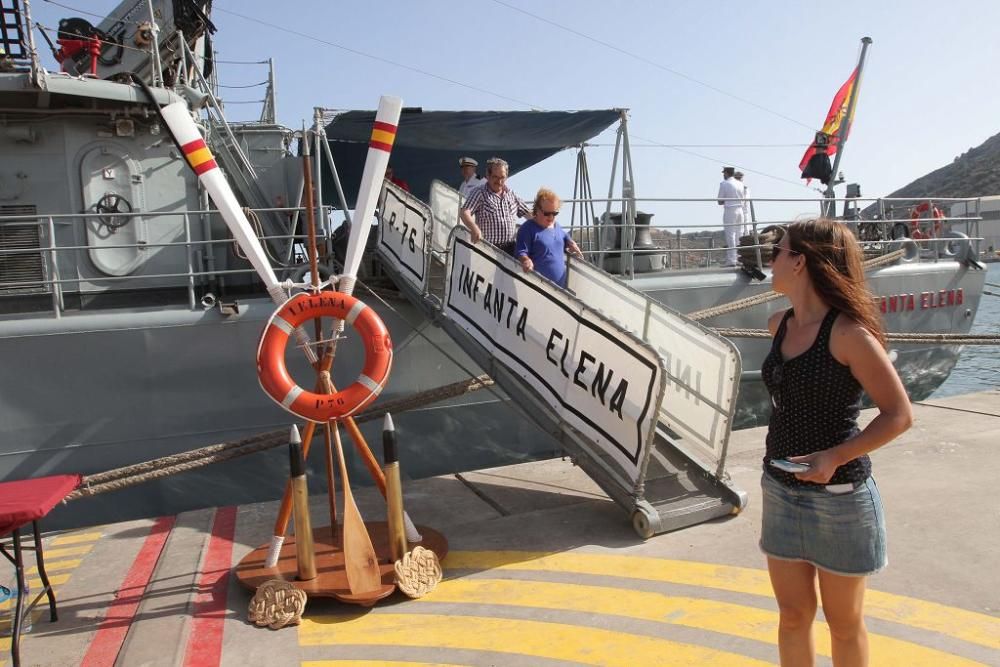 Puertas abiertas del buque Infanta Elena y exposiciones por el Día de las FF AA en Cartagena