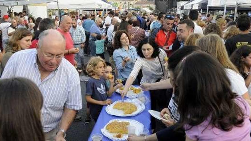 Degustación en la calle Pintor Colmeiro en 2017. // Bernabé/Javier Lalín