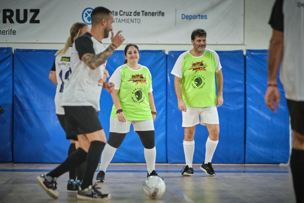 Partido benéfico de políticos y murgueros para recaudar juguetes