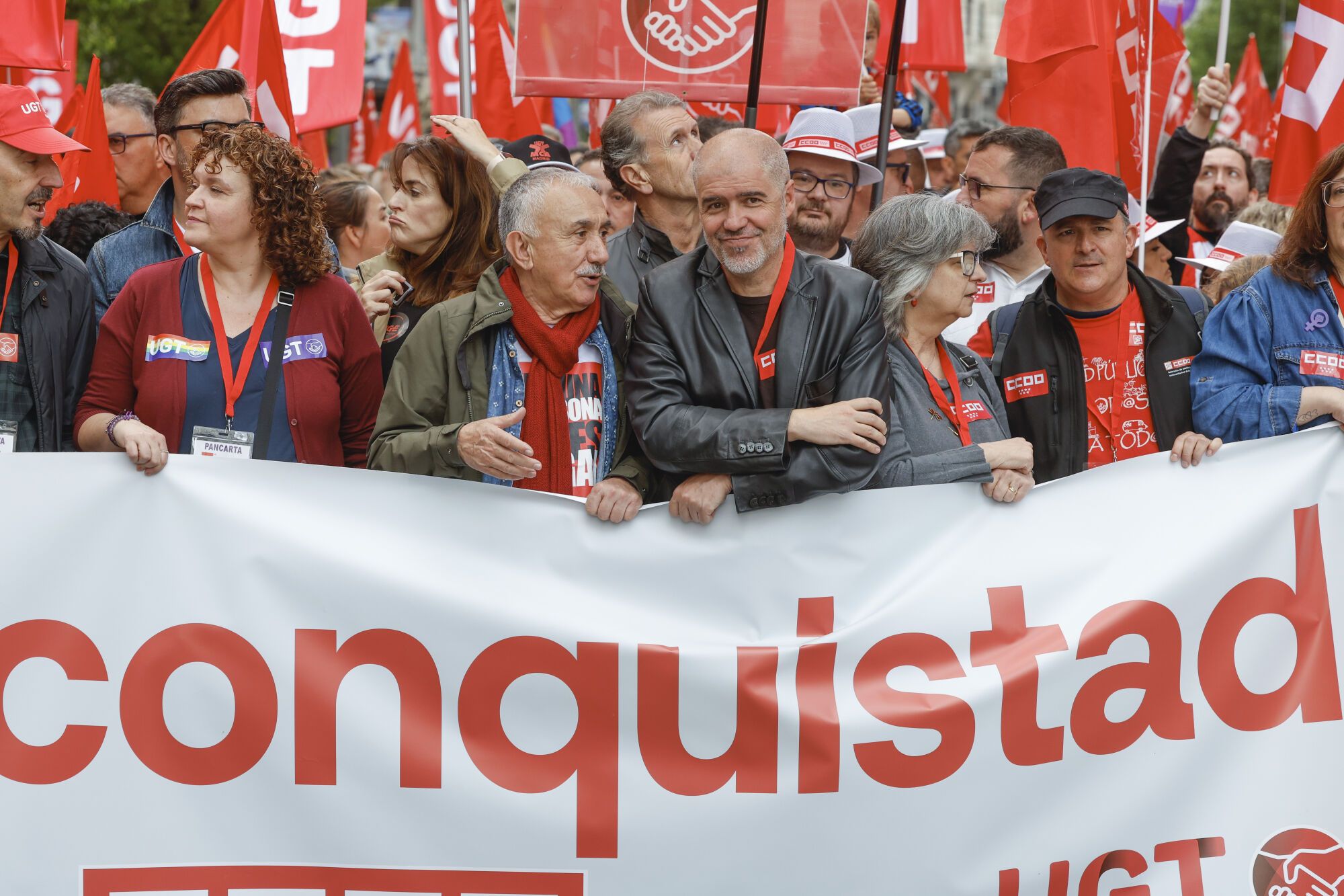 MADRID, 01/05/2025.-  Los secretarios generales de CCOO y UGT, Unai Sordo (3i) y Pepe Álvarez (c), participan en la manifestación del Primero de Mayo en Madrid, que este año lleva por lema "Proteger lo conquistado, ganar futuro". EFE/ Juan Carlos Hidalgo