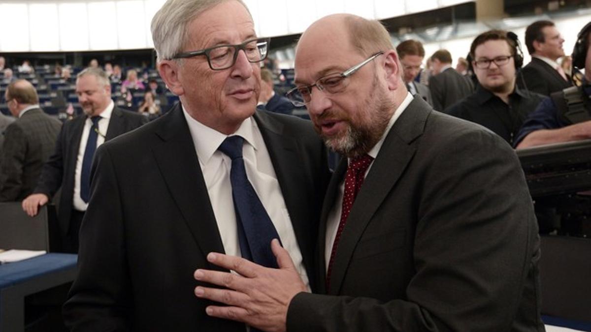 El presidente de la Comisión Europea, Jean-Claude Juncker, habla con el presidente del Parlamento Europeo, Martin Schulz, este miércoles en Estrasburgo.
