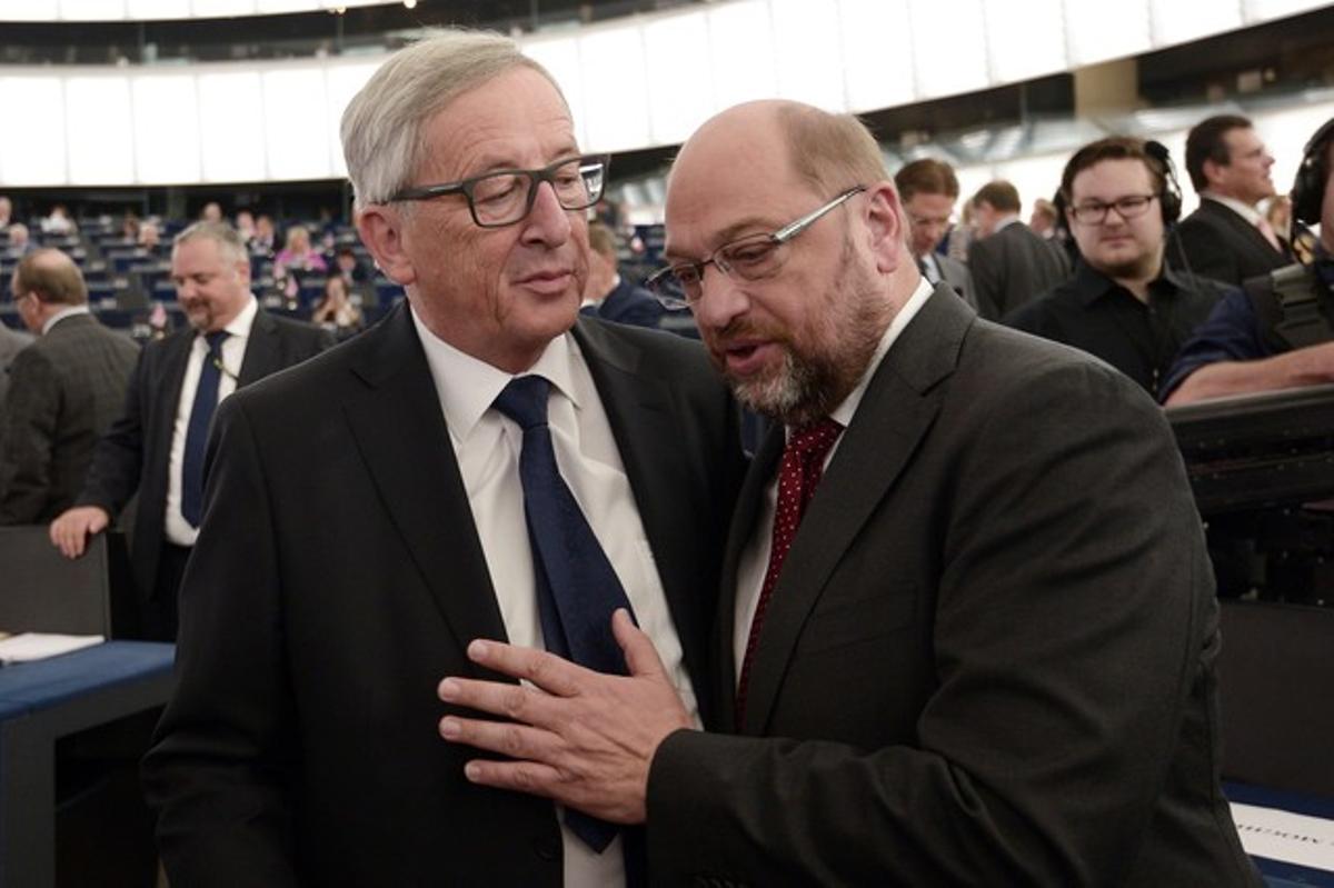  El president de la Comissió Europea, Jean-Claude Juncker, parla amb el president del Parlament Europeu, Martin Schulz, aquest dimecres a Estrasburg.