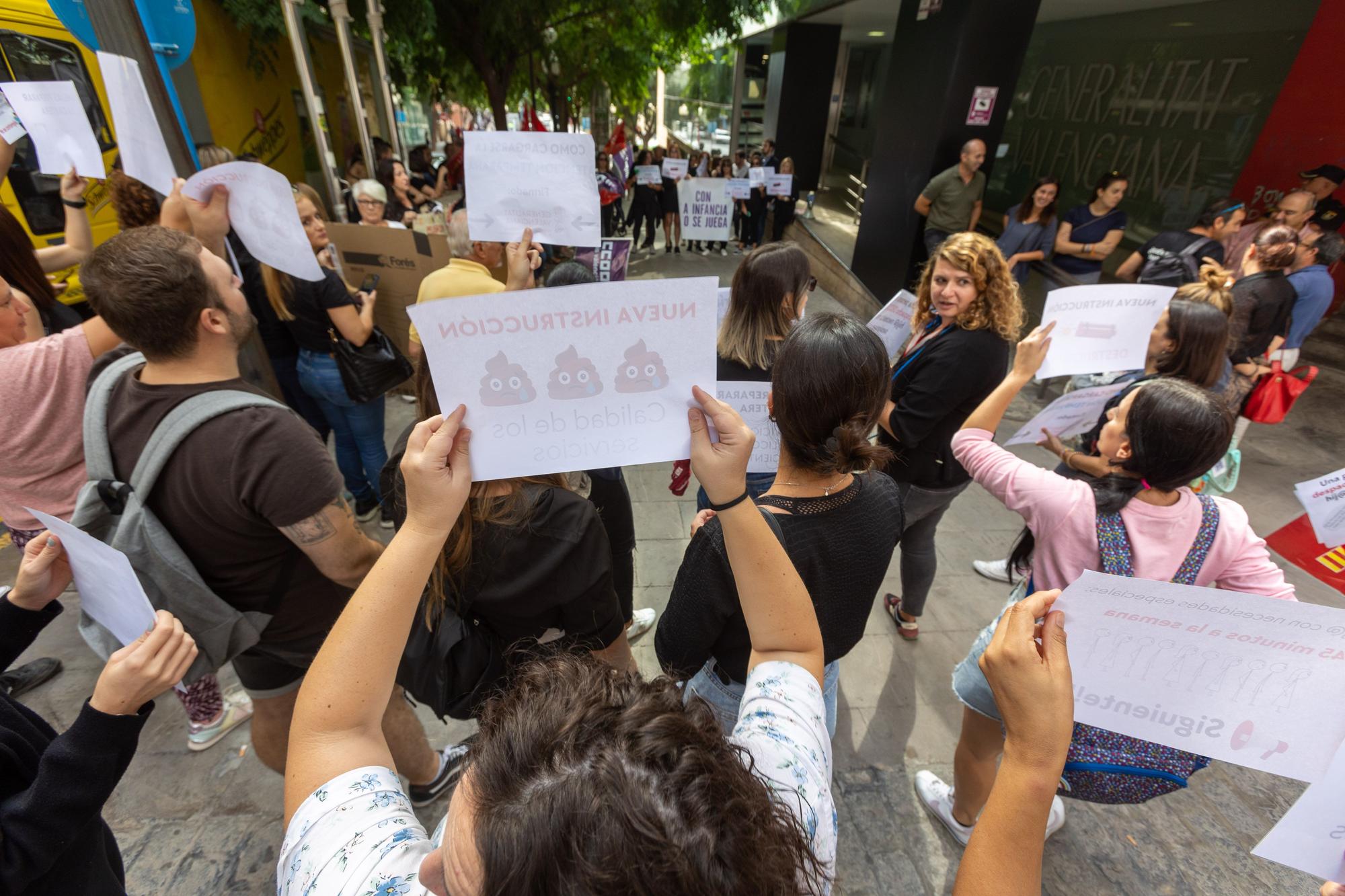 Protesta en Alicante contra el recorte de terapias en los centros de atención temprana