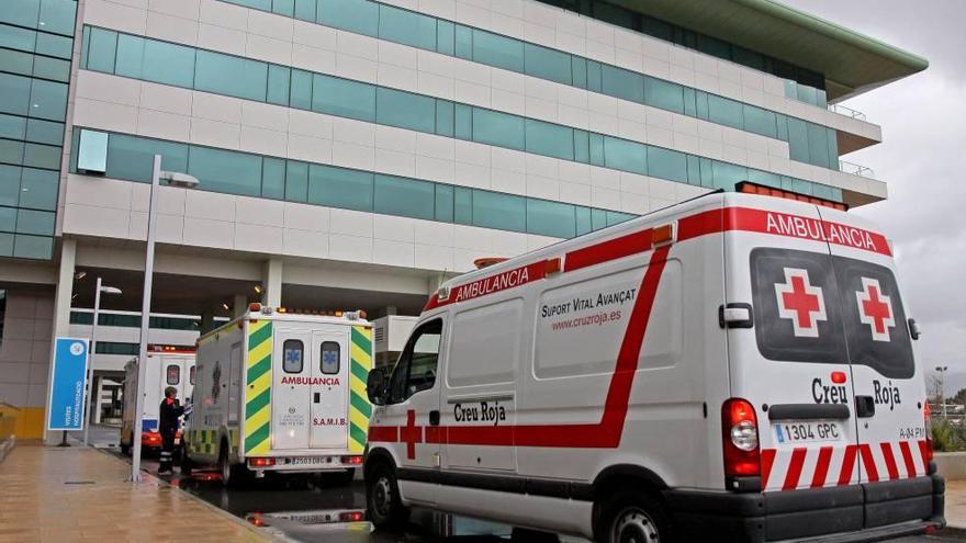 Ambulancias aparcadas en la entrada de las urgencias del hospital Son Espases.