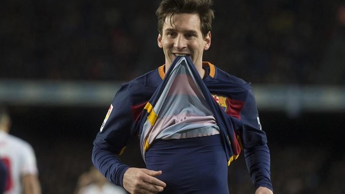 Messi muerde su camiseta ante el Sevilla en el Camp Nou.