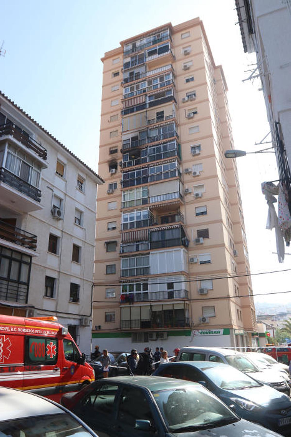 Las llamas se declaraban en la octava planta de un edificio situado en la Plaza de Ronda, en el distrito de Ciudad Jardín Las llamas se declaraban en la octava planta de un edificio situado en la Plaza de Ronda, en el distrito de Ciudad Jardín