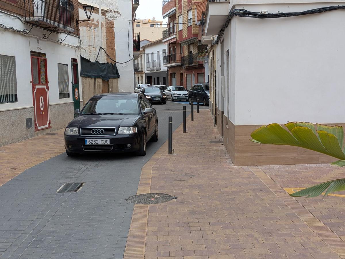 Un vehículo a su paso por el casco urbano de Canet.