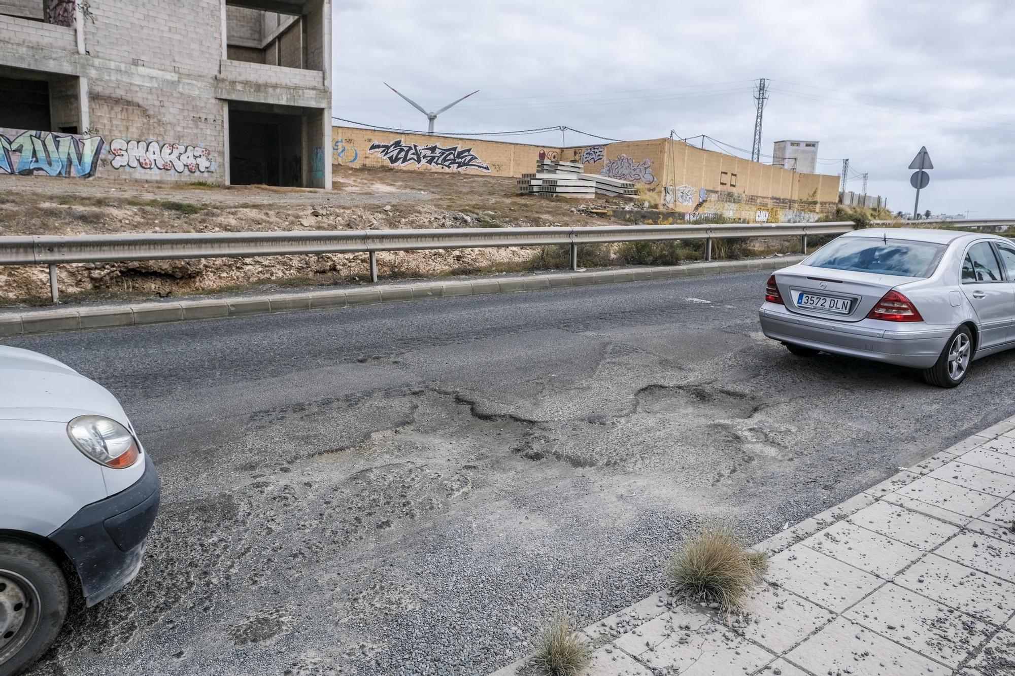 Socavones en el acceso a la GC-1 desde el polígono industrial de Salinetas