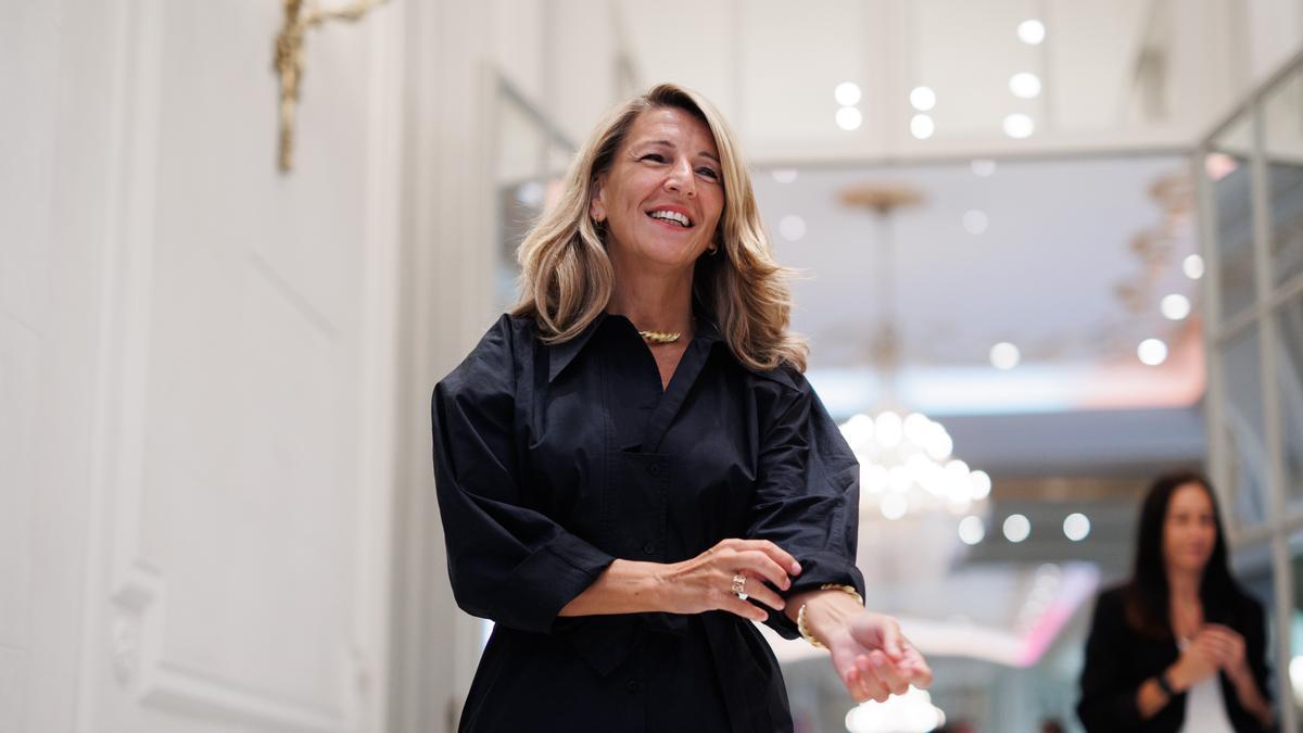La vicepresidenta segunda y ministra de Trabajo y Economía Social, Yolanda Díaz, a su salida de un desayuno informativo del Foro Nueva Comunicación, en el Hotel Mandarin Oriental Ritz de Madrid, a 19 de septiembre de 2022, en Madrid (España).