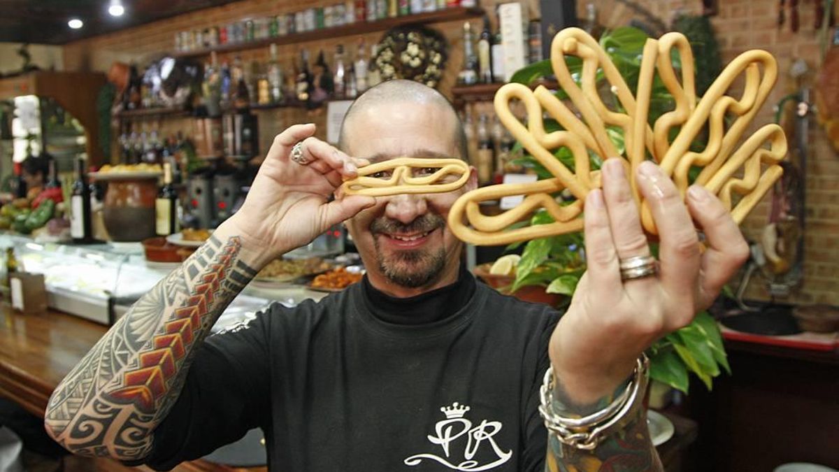José Prior, con las nuevas rosquillas para la marinera