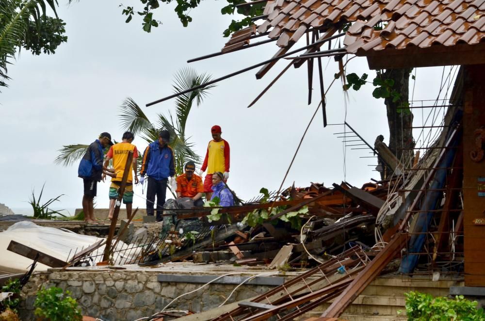 Tsunami amb desenes de víctimes a Indonèsia