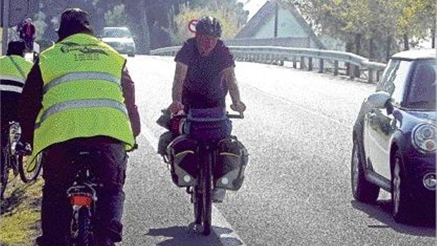 Varios ciclistas se cruzan, ayer, en la carretera del Saler.