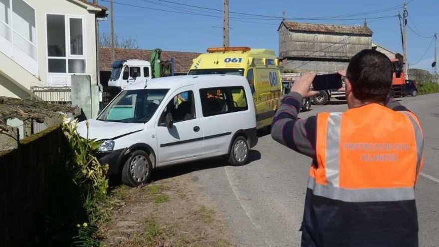 Coche accidentado en la EP-9703 a su paso por Tremoedo. // N. P.