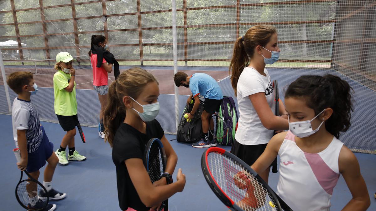 Un grupo de niños, esta mañana en el Grupo Covadonga, de Gijón