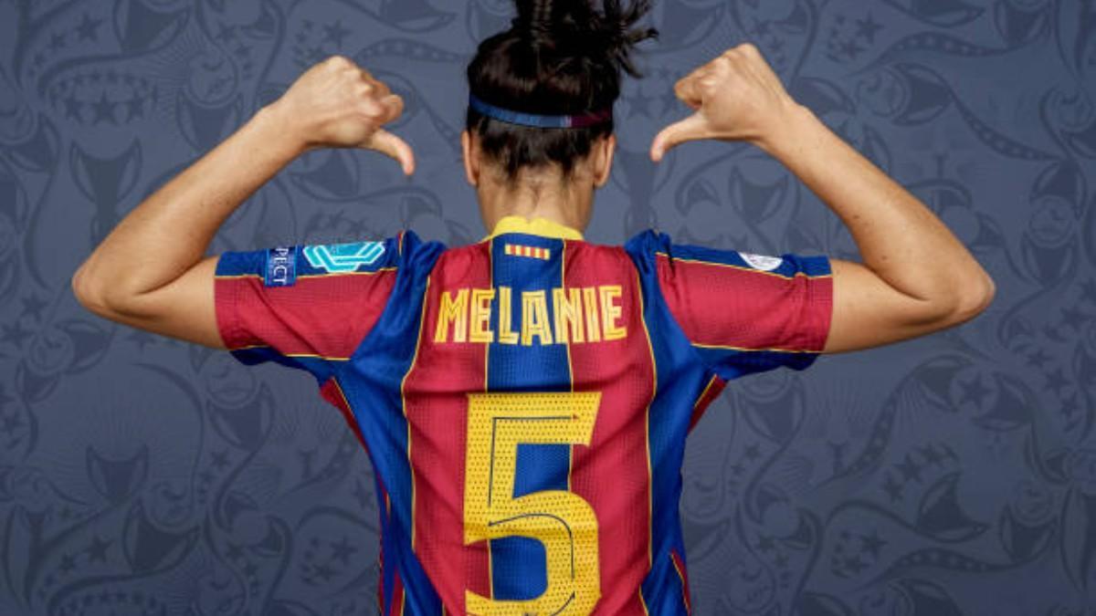 Melanie Serrano, con su tradicional camiseta número 5 del Barça.