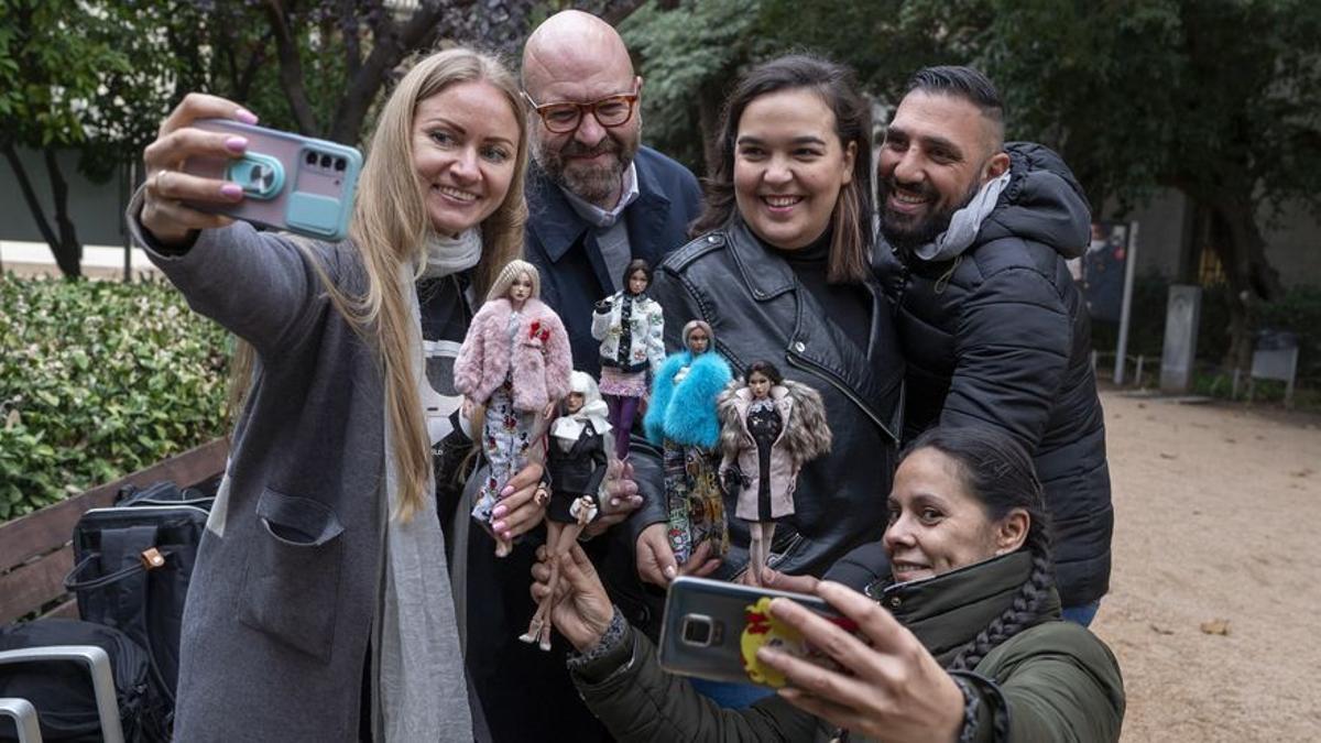 Anastasiya Slepkova, Edel Dévora, Beatriz Martínez, Ciro Borghese y Mary Martínez (agachada), se hacen selfis con sus 'fashion dolls'.