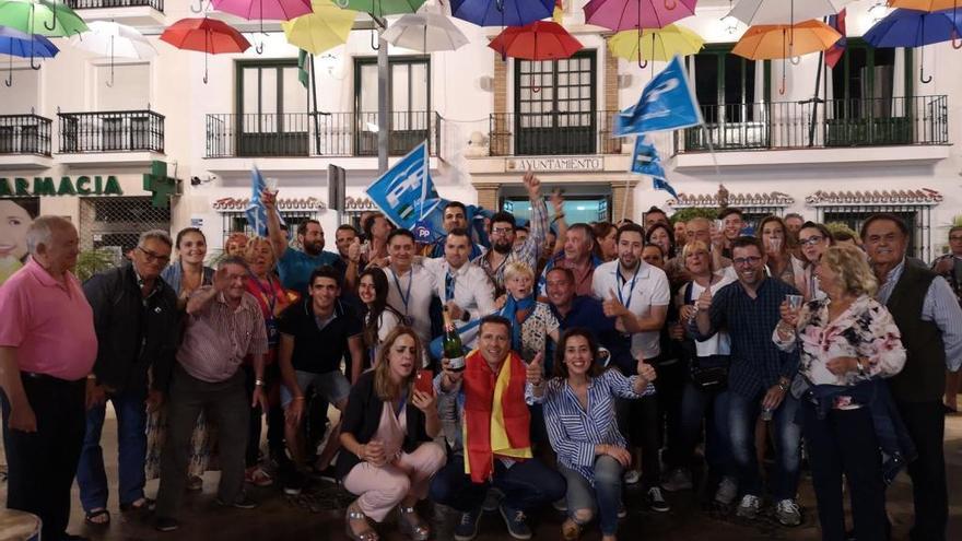 Óscar Medina celebra con los suyos la victoria en la noche electoral.