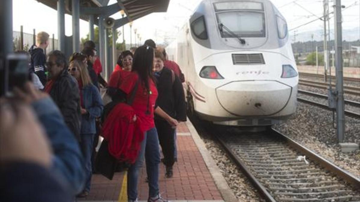 Viajeros en el andén de la estación de la estación de L'Aldea, donde ayer paró el Euromed después de 20 años.