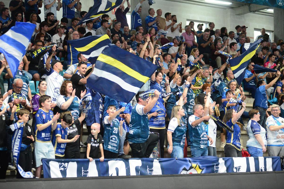 La Marea Azul y la afición del Cangas volvió a responder y llenó O Gatañal para llevar al Frigoríficos a la victoria ante el Alicante.