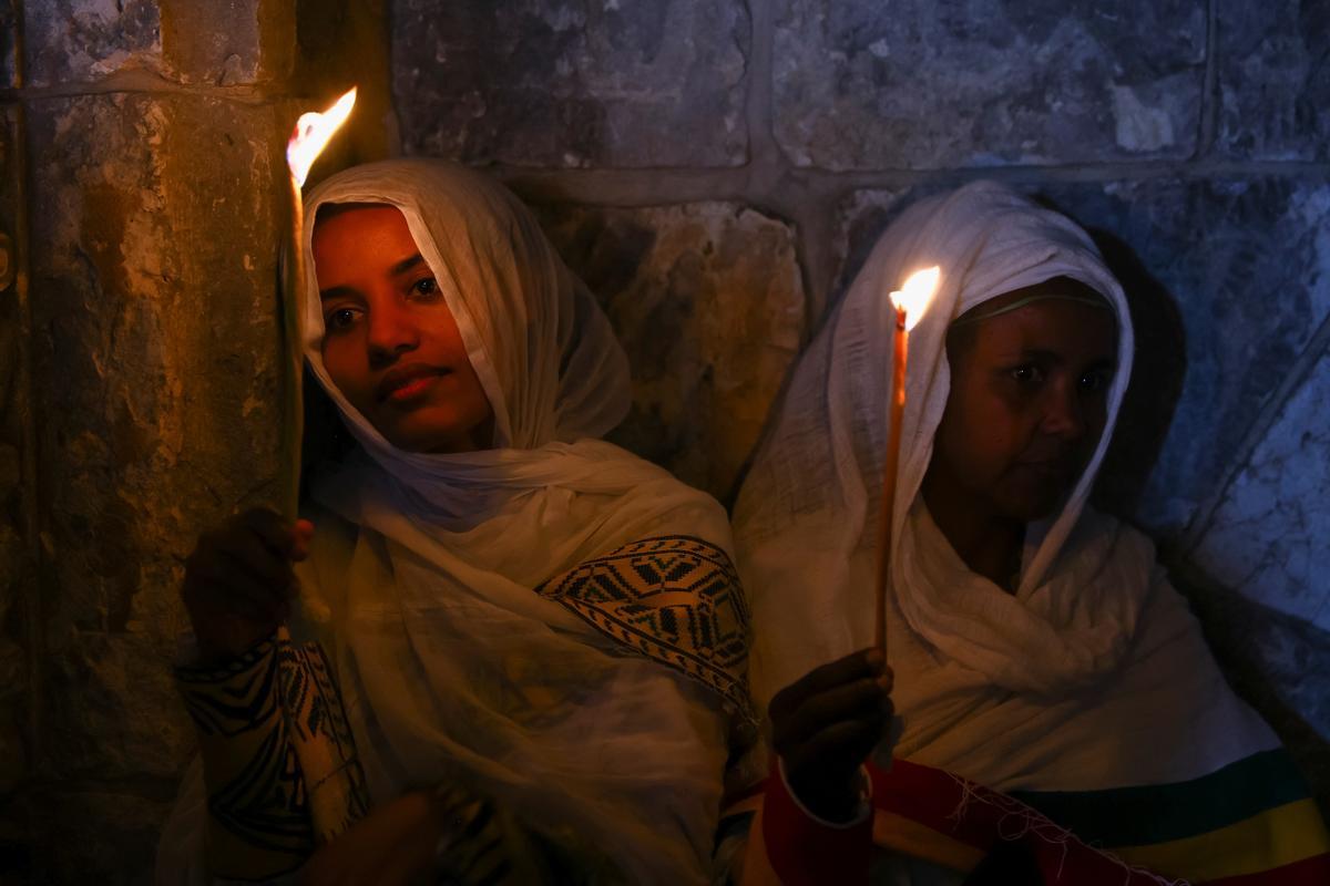 Cristianos ortodoxos celebran “Fuego Sagrado” en Jerusalén. eregrinos cristianos ortodoxos sostienen velas durante la ceremonia del Fuego Sagrado, un día antes de la Pascua ortodoxa, el sábado 15 de abril de 2023 en la Iglesia del Santo Sepulcro en la Ciudad Vieja de Jerusalén, donde muchos cristianos creen que Jesús fue crucificado y enterrado antes de resucitar.