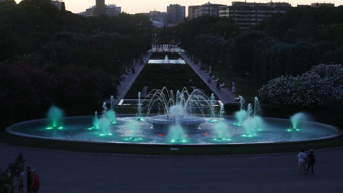 El Parque Grande José Antonio Labordeta ofrece un espectáculo de luces, agua y zonas verdes sin precedentes en mitad del entorno urbano de Zaragoza.