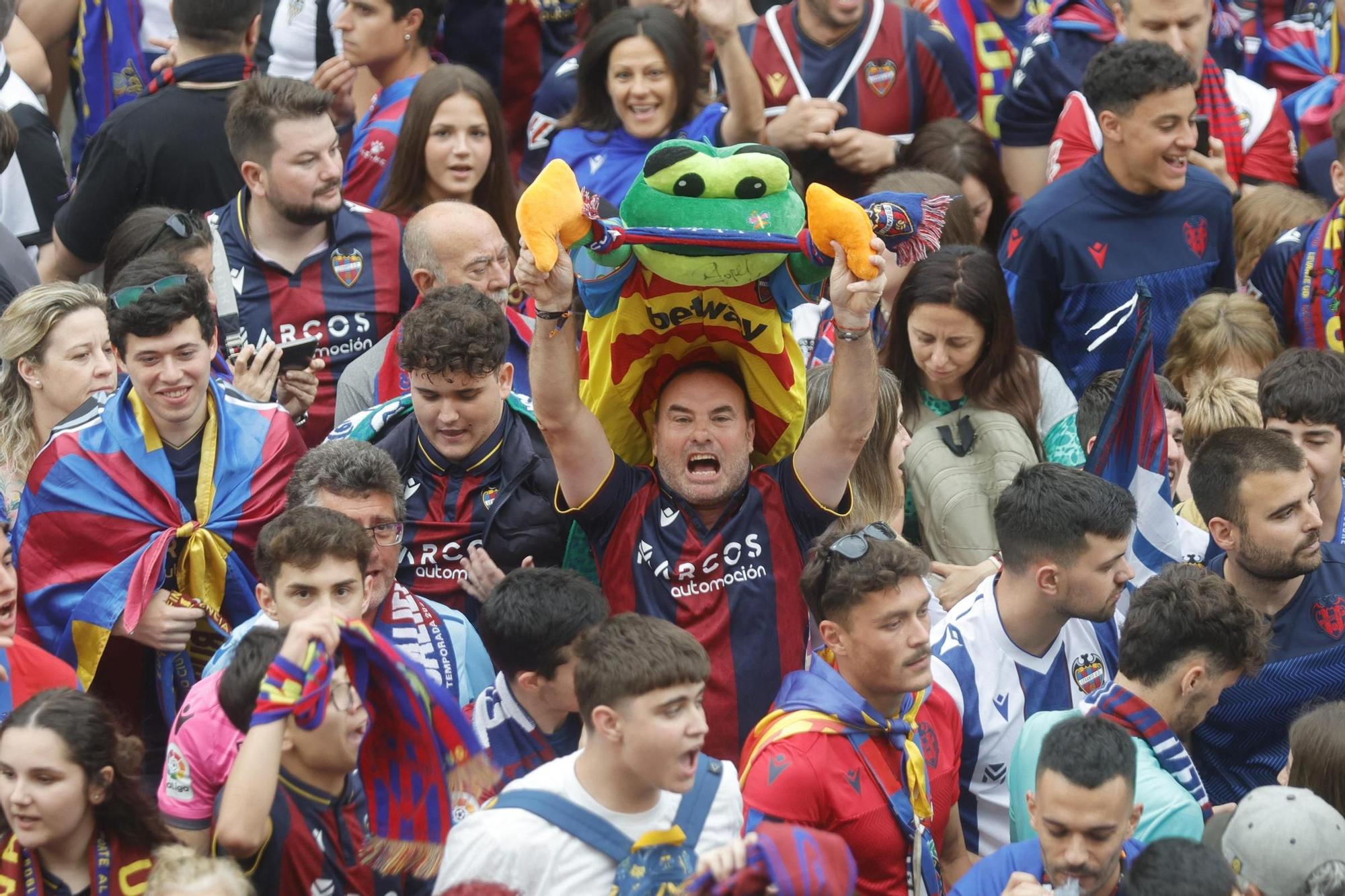 Todas las fotos de la rúa del Levante UD por su ascenso a Primera División