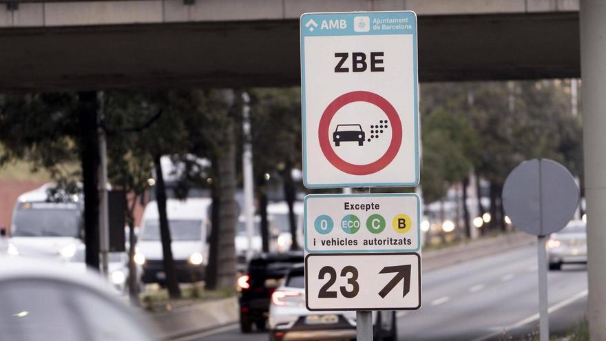 Cartel de una Zona de bajas emisiones de Barcelona.