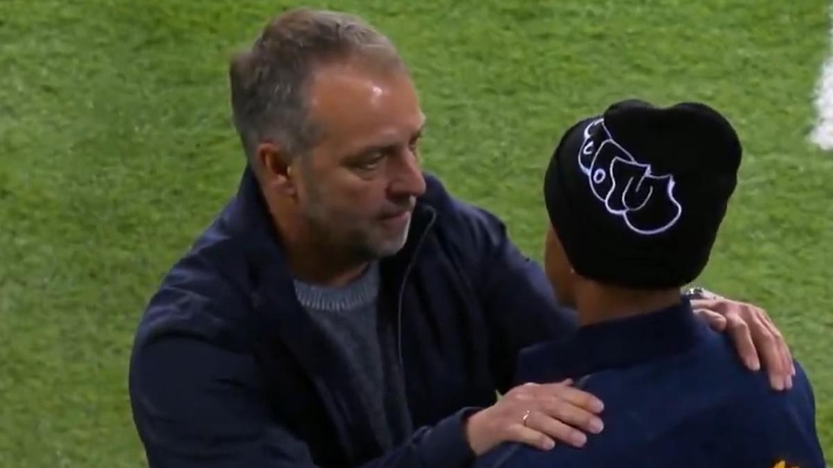 Flick y Lamine Yamal, tras el pitido final