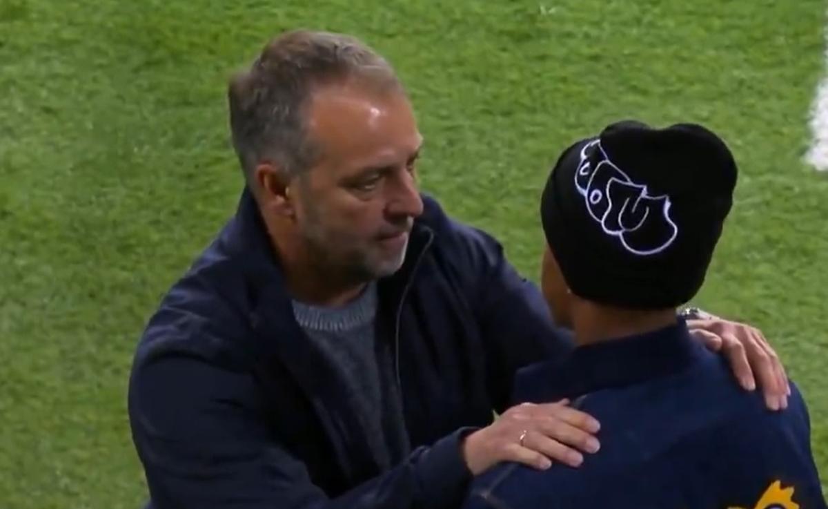 Flick y Lamine Yamal, tras el pitido final