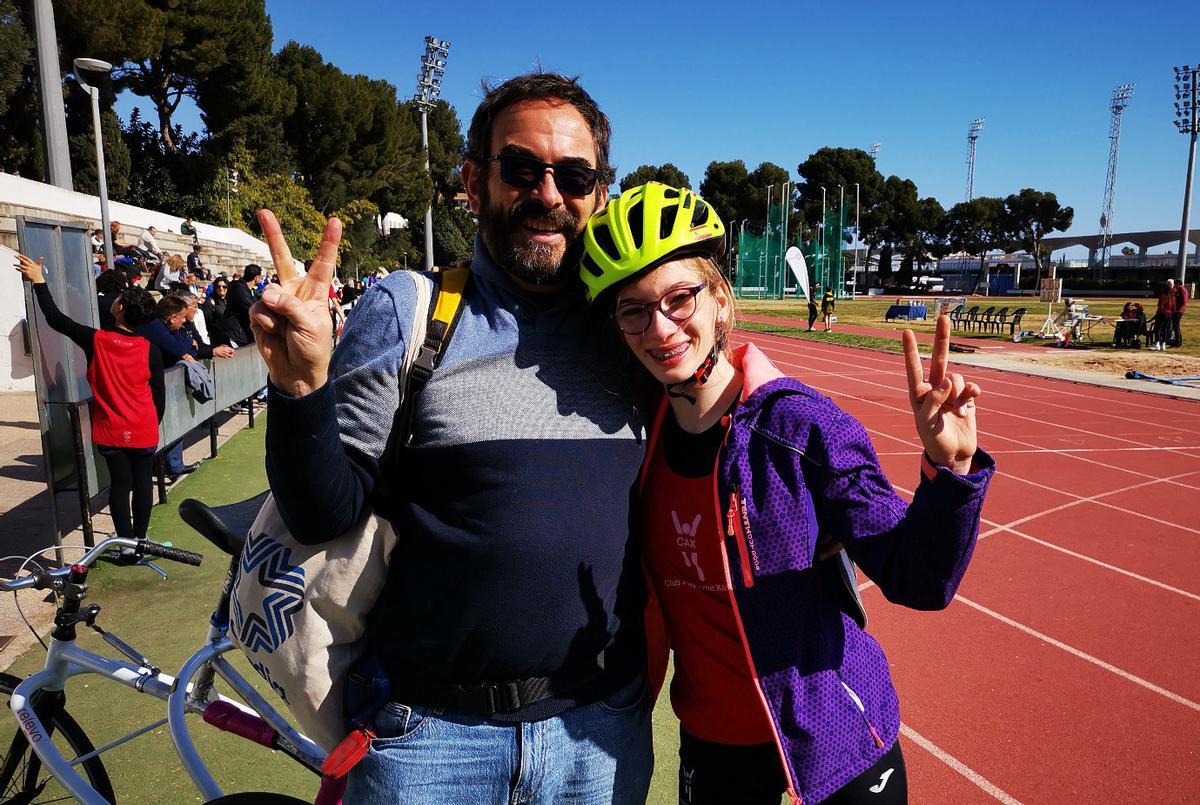 La atleta de Xàtiva celebra el récord junto a su padre.