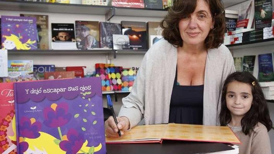 Teresa Zataraín, en la pasada Feria del Libro, firmando un ejemplar para una joven lectora.