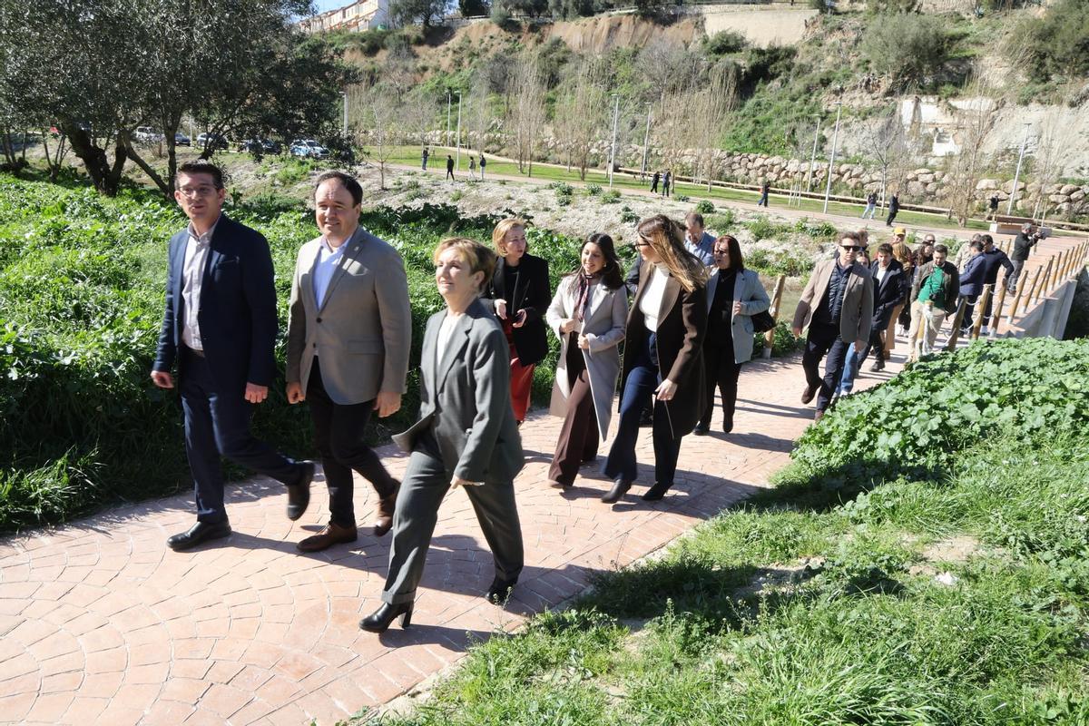 La comitiva institucional, en el parque inundable del Clariano en Ontinyent.