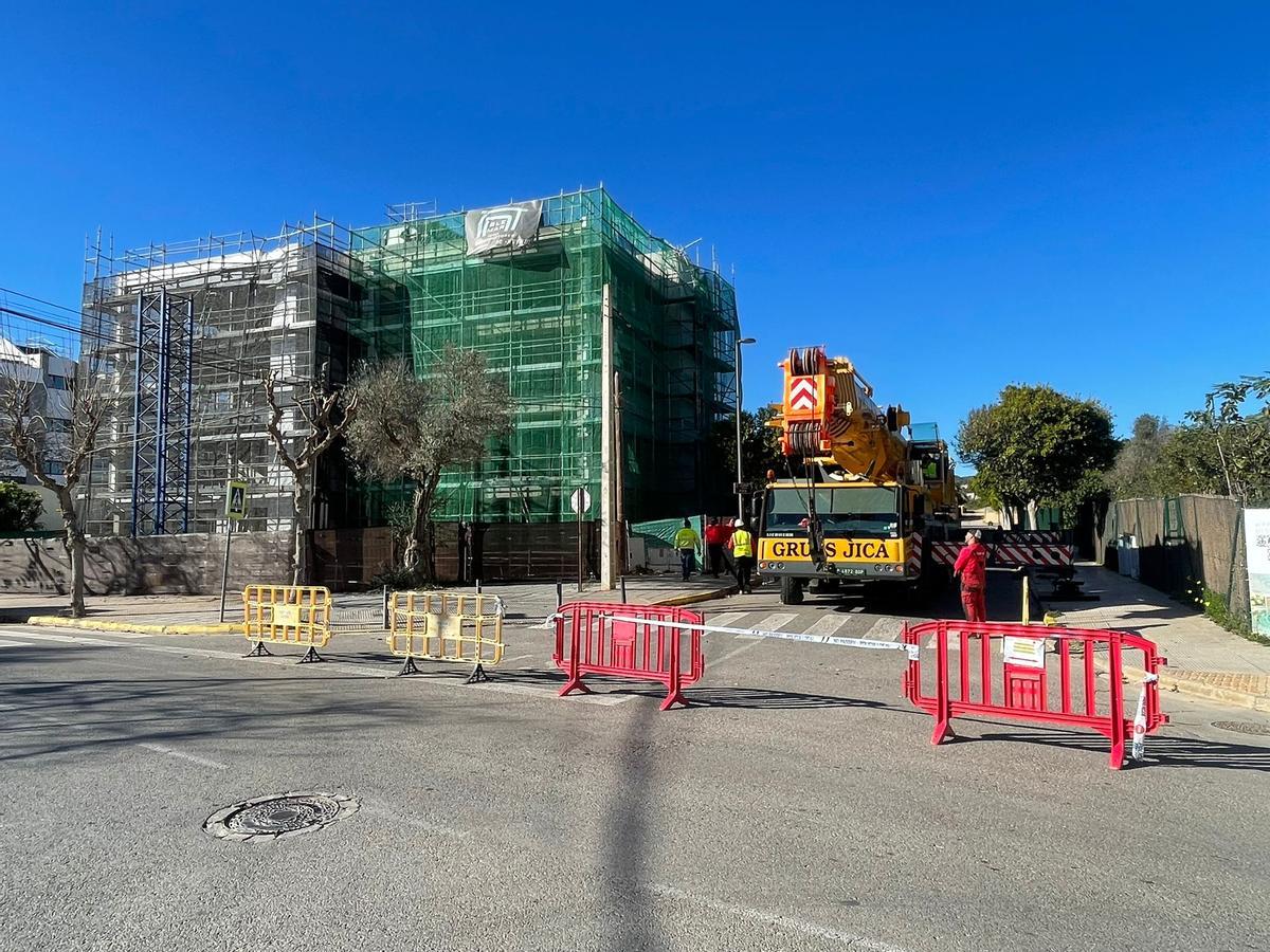 Galería: retirada la grúa que había caído sobre un edificio en Ibiza
